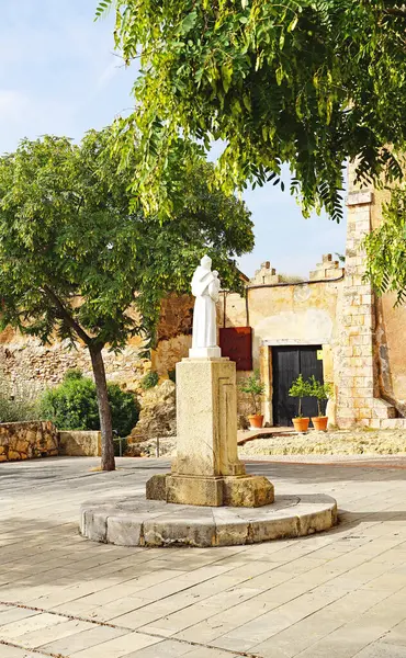 スペイン カタルーニャ州 アルタフルラの庭園における聖アンソニーの彫刻 — ストック写真