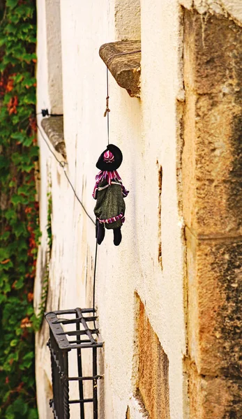Puppe Mit Hexencharakter Hängt Einem Fenster Altafulla Tarragona Katalonien Spanien — Stockfoto