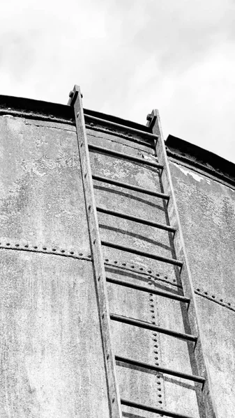 西班牙加泰罗尼亚Tarragona Arc Bera车站的旧水箱 — 图库照片