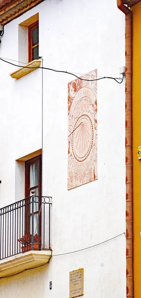 サンビセンテ コルダーズ タラゴン カタルーニャ スペイン ヨーロッパの建物の壁に日時計 — ストック写真