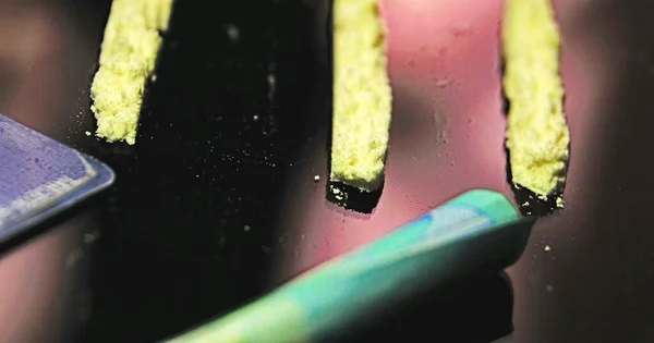 코카인 장면의 레크리에이션과 코르트에 형태로 청구서 — 스톡 사진