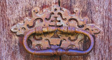 Tarragona, Katalonya, İspanya ve Avrupa 'daki Les Santes Creus Manastırı' nın arka plan ve dokuları için kapı ve demiryolu detayları