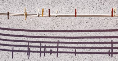 Beyaz bir duvara yansıtılan çamaşır ipinin gölgesi