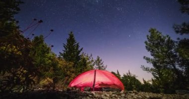 Güzel gece gökyüzü altındaki turizm çadırı, Tahtaly Dağı Sıradağları, Türkiye