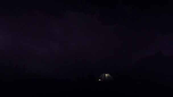 ウクライナの山やキャンプで夜の雷 — ストック動画
