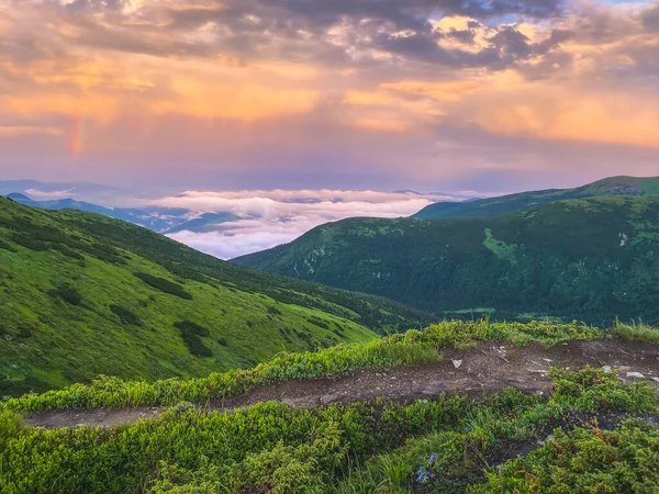 喀尔巴阡山脉的彩虹和日落云 乌克兰 — 图库照片