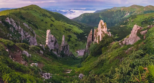 Skalní Věže Hory Shpytsi Chornohorský Hřeben Karpatské Hory Ukrajina — Stock fotografie