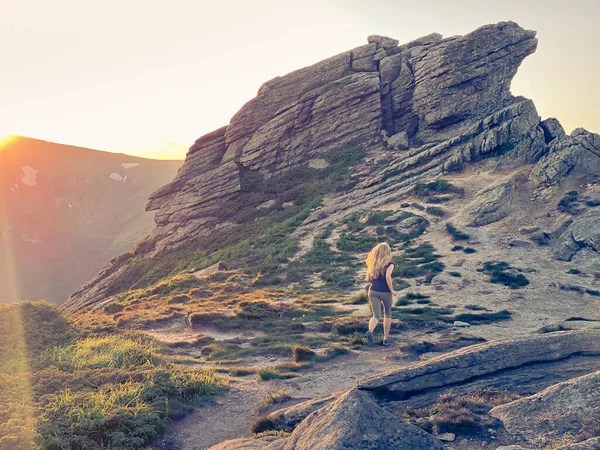 Meisje Loopt Rotsachtige Bergen Bij Zonsondergang Berg Vuhaty Kamin Chornohora — Stockfoto