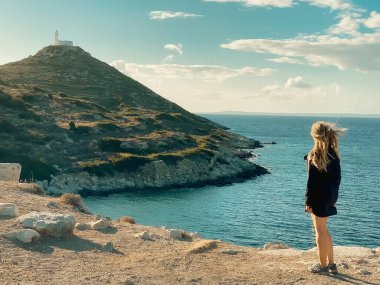 Kız Türkiye 'de seyahat ediyor. Antik Knidos şehrinde deniz feneri manzarası