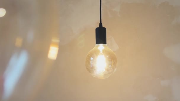 Ročník Lampa Teplým Světlem Kavárně Dekorativní Zářící Prostředí — Stock video