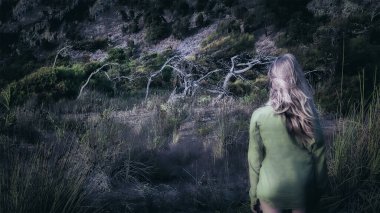 Peri ağaçlarına bakan bir kız. Korku, mistisizm. Dalyan, Akdeniz yakınlarında, Mugla ilinin Türkiye.