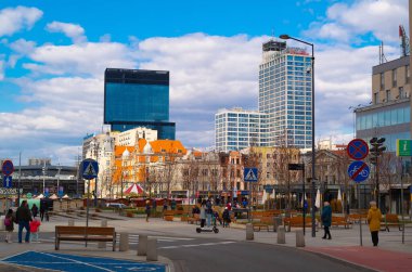 2022-04-17 Katowice 'deki şehir merkezinin tarihi mimarisi. Polonya