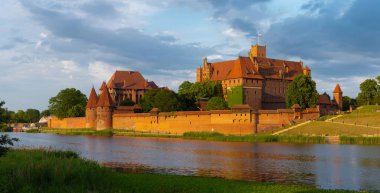 2022-06-13. Polonya 'nın Malbork kentindeki Töton Şövalyeleri Düzeni' nin panoramik kalesi dünyanın en büyük kalesidir. Malbork Polonya.