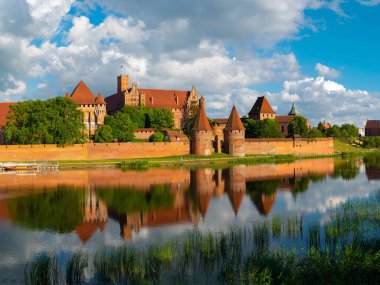 2022-06-13. Polonya 'nın Malbork kentindeki Töton Şövalyeleri Kalesi dünyanın en büyük kalesidir. Malbork Polonya.