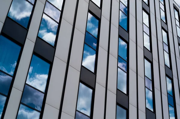 Heijastus Pilvet Ikkunassa Modernin Rakennuksen — kuvapankkivalokuva