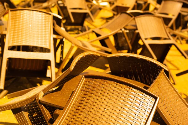 Bir Sokak Kafesinin Sandalyeleri Tek Bir Yerde Toplanır — Stok fotoğraf