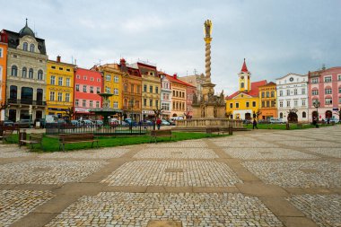 2022-04-21 Broumov. Şehir meydanı rynek pokoju i kolumna maryjna. Çek Cumhuriyeti