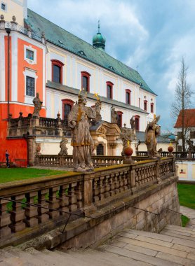 2022-04-21 Benediktin Manastırı 'nın önündeki dini heykel. Broumov, Hradec Kralove, Çek Cumhuriyeti.