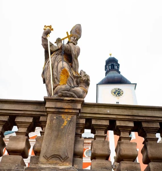 2022 Θρησκευτικό Άγαλμα Μπροστά Από Την Εκκλησία Του Αγίου Adalbert — Φωτογραφία Αρχείου