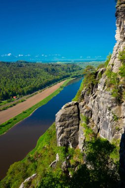 Elbe nehrinin Bastei bakış açısından güzel manzara manzarası. Sakson İsviçre Ulusal Parkı, Almanya
