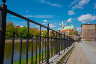 2022-05-04 St. Peter Kilisesi ile Almanya 'nın Goerlitz kenti..