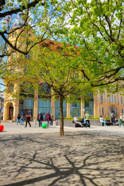 2022-04-29 Central Square Goerlitz 'de ağaçların altından güzel gölgeler düşüyor. Goerlitz. Almanya