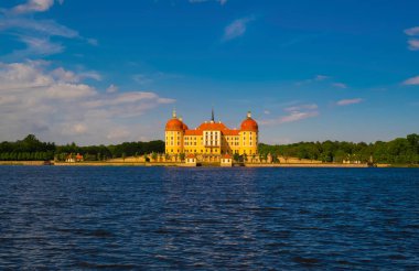  On iki. - 05. 2022 yılı. Göldeki Moritzburg Kalesi Barok Kalesi. Moritzburg, Saksonya, Almanya.