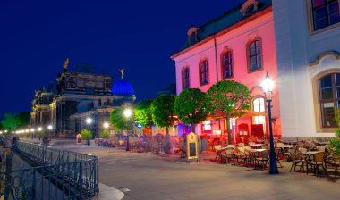 Almanya 'nın Dresden kentindeki Bruhl' un Terası 'nın (Avrupa Balkonu) 11.05.2022 güzel akşam manzarası