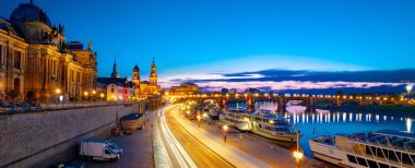 2022-05-11, gün batımında eski Dresden ve Augustus köprüsünün setinin panoramik manzarası..