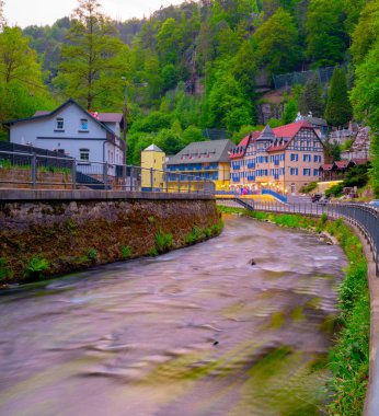 2022-05-10 Hrensko köyünde güzel bir akşam. Kamenice nehri ve arkasında dağlar var. Hrensko, Çek Cumhuriyeti