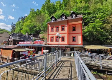 2022-05-10 Hrensko köyündeki Kamenice nehri üzerindeki metal köprü. Çek Cumhuriyeti