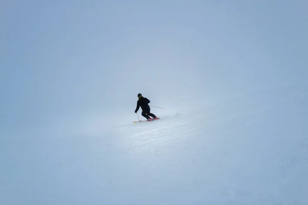 Лыжник Время Снегопада Спускается Большой Скоростью Горы — стоковое фото