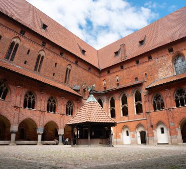 2022-06-12. Yüksek Şato 'nun avlusu, Malbork' taki Töton Şatosu 'nun bir parçası. Polonya.