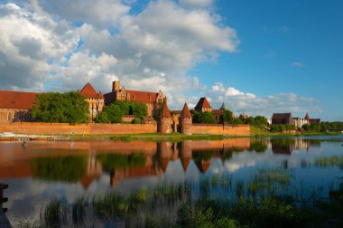 2022-06-12. Polonya 'nın Malbork kentindeki Töton Şövalyeleri Kalesi dünyanın en büyük kalesidir. Malbork Polonya.