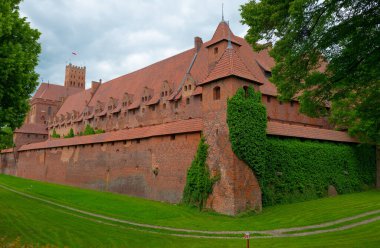 2022-06-12. Polonya 'nın Malbork kentindeki Töton Şövalyeleri Kalesi dünyanın en büyük kalesidir. Malbork Polonya.