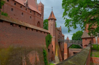 2022-06-12. Polonya 'nın Malbork kentindeki Töton Şövalyeleri Kalesi dünyanın en büyük kalesidir. Malbork Polonya.