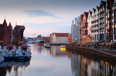 2022-06-08: Gdansk 'ta setin üzerindeki binaların güzel mimarisi. Motlawa nehri üzerinde modern evler. Polonya