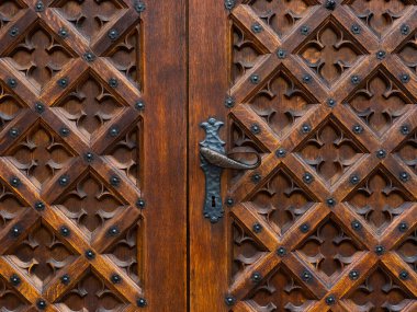 Ahşap bir kapının arka planında klasik bir kol var.