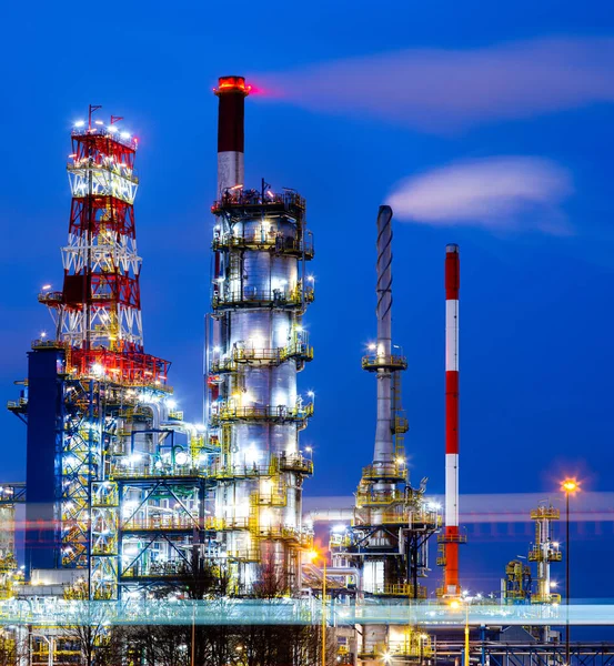 Oljeraffinaderi Skymningen Kommunikation Ett Raffinaderi Raffinaderiutrustning Och Maskiner — Stockfoto