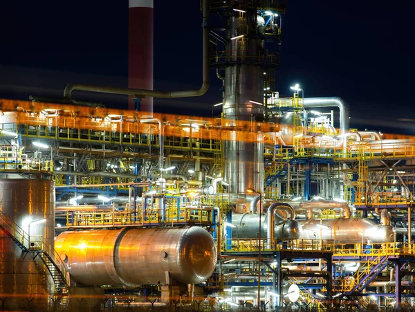 黄昏时炼油厂 精炼厂设备和机器中的通信 — 图库照片
