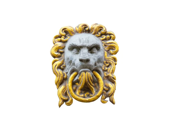 金の葉で覆われた石の上にライオンの古い中世の彫刻 — ストック写真