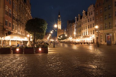 2022-06-07: gece eski kasabadaki belediye binası. Gdansk, Polonya