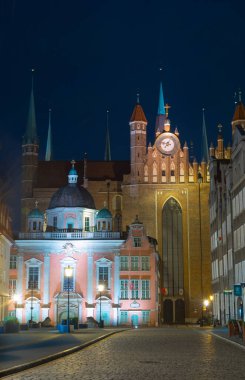 2022-06-07 St. Mary Bazilikası ve Royal Chapelat gecesi. Gdansk, Polonya