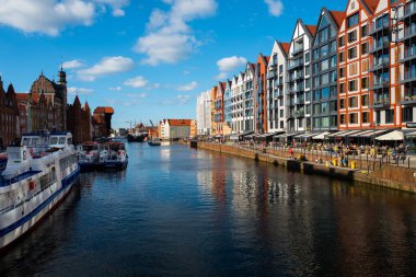 2022-06-10: Gdansk 'ta setin üzerindeki binaların güzel mimarisi. Motlawa nehri üzerinde modern evler. Polonya