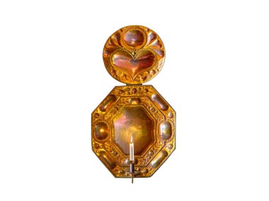 Geç kabartmalı pirinç mum yansıtıcısı. 17. yüzyıl beyaz arka planda izole edilmiş.