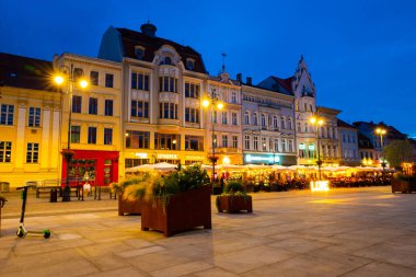 2022-07-07 Old Market Meydanı, alacakaranlıkta. Bydgoszcz, Polonya