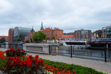 2022-07-07 Brda nehri kıyısında eski bir kasaba. Bydgoszcz, Polonya.