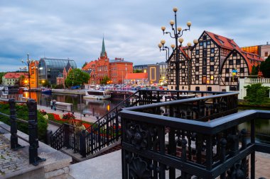 2022-07-07 Brda nehri kıyısında eski bir kasaba. Bydgoszcz, Polonya.