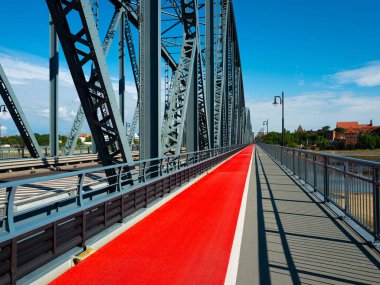 2022-07-06. Eski Torun şehrinin manzarası. Köprü ile Vistula (Wisla) Nehri. Kuyavian-Pomeranya Voyvodalığı, Torun. Polonya.