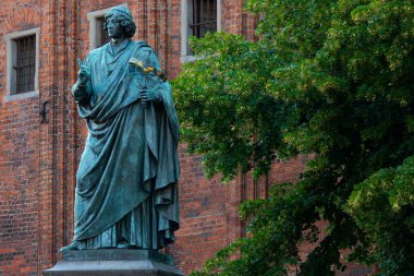 2022-07-06. Nicolaus Kopernik Anıtı. Eski Belediye Binası önündeki heykel, Torun, Polonya.